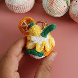 Venta al por mayor de llaveros modernos hechos a mano, súper lindos, de animales de ganchillo, colgantes decorativos, muñecos de frutas, regalo de Pascua y cumpleaños - Product Image 4