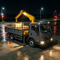Camion grue HOWO 4x2 de 5 tonnes avec grue à flèche articulée à 3 sections et benne basculante hydraulique pour la construction