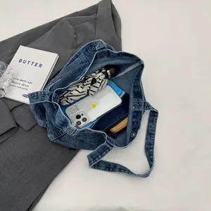 Büyük kapasiteli kadın Denim alışveriş çantası yeni tasarlanmış moda kabartmalı taşınabilir Denim omuzdan askili çanta - Product Image 4