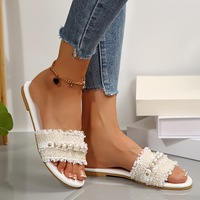 Sandales élégantes pour femmes, nouvelle collection, avec boucles perlées, polyvalentes, couleur unie, empeigne en cuir synthétique décorée de métal