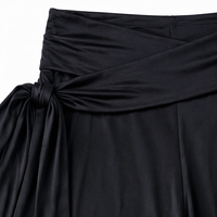 Pantalon large pour femme, longueur totale, à nouer, avec ourlet diagonal asymétrique. Fente latérale profonde, tissu fluide en mélange de modal.