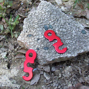 Gancho de camping de aleación de aluminio, pequeño, rojo, clip para cuerda de tienda de campaña, para tiendas y toldos, origen Yiwu - Product Image 1
