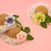 Schöner Blumen- und Spitzen-Sonnenhut aus Stroh für Haustiere (Katzen und Hunde) für Frühling und Sommer