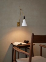 Applique murale LED traditionnelle en fer avec bras articulé en laiton réglable, lumière blanc chaud doux 2700K, IRC 80, vente en gros, personnalisable pour hôtels et cafés