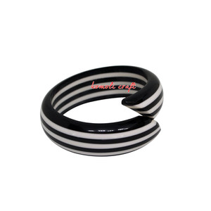 Pulsera elástica facetada de resina cortada a máquina de diamante retro hecha a mano - Product Image 6