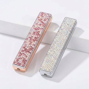 ไฟแช็คไฟฟ้า USB ดีไซน์หรูหรา รูปทรงเพรียวบาง ตัวเครื่องโลหะลายเพชร ใช้แล้วทิ้ง กันลม ไม่มีเปลวไฟ ดีไซน์ทันสมัย สำหรับนักสูบและงานปาร์ตี้ - Product Image 2