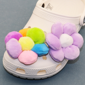 Vente en gros de décorations de chaussures stéréoscopiques 3D, accessoire de chaussures de tournesol, breloques de chaussures à fleurs - Product Image 1