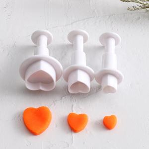 Pâte à <span class=keywords><strong>sucre</strong></span> en pâte de massepain artisanat argiles pâte à légumes biscuit en plastique grand emporte-pièce en forme de cœur 3 pièces - Product Image 2