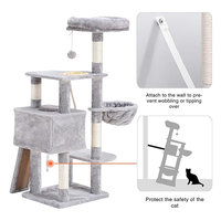 Arbre à chat moderne de luxe sur mesure en peluche gris clair avec grattoirs et lit