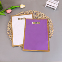 Poignées de sacs en plastique CPE durables pour vêtements, lingerie, emballage cadeau, pochette plate givrée personnalisée avec bord doré et impression sérigraphiée