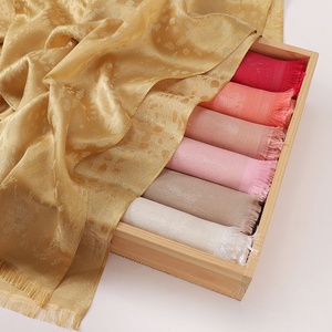 Sciarpa <span class=keywords><strong>di</strong></span> <span class=keywords><strong>seta</strong></span> <span class=keywords><strong>di</strong></span> nuovo Design Malaysia Indonesia tinta unita Jacquard sciarpa all'ingrosso satinata Premium musulmana da donna Tudung Hijab - Product Image 4