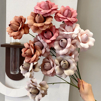 Fleurs artificielles Luo Shen Rose : Roses à 3 tiges et pétales bouclés dans une palette de couleurs Morandi pour les murs floraux de mariage et la décoration intérieure