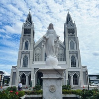 Statue de la Vierge Marie en marbre blanc sculptée à la main pour l'extérieur, avec les mains étendues, pour les églises catholiques chrétiennes