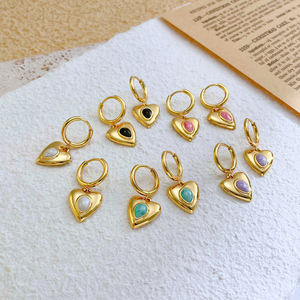 Anting-anting lingkaran berbahan baja bedah 316L ukuran 18G dengan gaya geometris, trendi, dilengkapi liontin, dilapisi emas 18K PVD untuk wanita. - Product Image 5
