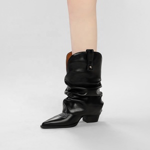 <span class=keywords><strong>Bottines</strong></span> de cow-boy mi-mollet pour <span class=keywords><strong>femme</strong></span>, à bout pointu, <span class=keywords><strong>talon</strong></span> carré bas, avec boucle à anneau métallique style western et design rehaussant la silhouette - Product Image 4