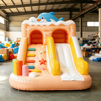 Structure de jeu gonflable combinée avec toboggan et zone de saut pour enfants, idéale pour les fêtes d'anniversaire et la location en maternelle