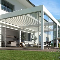 Meubles de pergola enduits de poudre d'aluminium de luxe supports de toit de persienne escamotables électriques portes en verre facilement assemblées