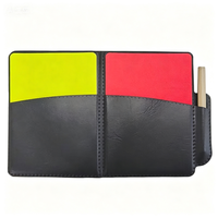 Ensemble d'accessoires pour arbitre de football : sifflet, cartes rouges et jaunes, dispositif de tirage de la loterie, drapeaux de bordure, manomètre.
