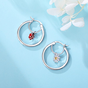 Venta directa de fábrica de pendientes de latón blanco con diseño de escarabajo y margarita, pendientes originales de alta gama, venta al por mayor para mujer - Product Image 5