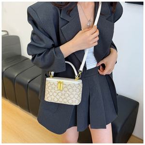 กระเป๋าเดินทางขนาดเล็กแบบถือ กระเป๋าถือรูปตัวอักษรทันสมัย ดีไซน์หรูหรา กระเป๋าสำหรับผู้หญิง - Product Image 6