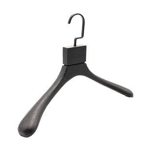 Logo personalizzato di alta qualità appendiabiti in legno di lusso in legno di frassino appendiabiti nero per vestiti con Logo - Product Image 3