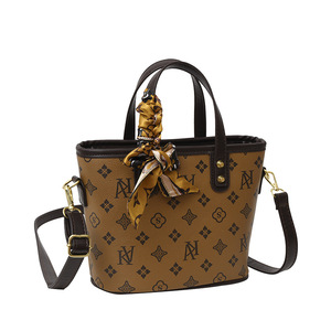 Sac seau de luxe LY pour femme, en PU, avec fermeture éclair et motif ours, sac à main haut de gamme pour le quotidien, style occidental, sac bandoulière - Product Image 1