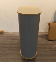 Comptoir promotionnel pliable : dessus en bois et structure en panneaux alvéolés en plastique