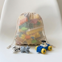 Sac à cordon en maille beige lavable avec logo tissé personnalisé pour cadeaux, jouets et fruits - Vente en gros