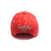 Gorra de Béisbol Personalizada con MOQ Bajo, 100% Algodón, Efecto Desgastado en el Borde Rojo, con Hebilla Trasera de Plástico Ajustable, Se Adapta a la Mayoría de las Cabezas