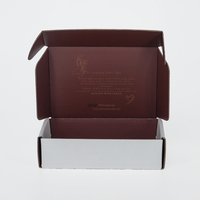 Boîte d'expédition personnalisée pour bijoux, minimaliste à l'extérieur, bordeaux à l'intérieur, impression dorée, boîte à courrier ondulée pour marque de bijoux