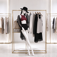 Portant à vêtements pour boutique, structure tubulaire dorée, table de présentation en marbre avec plateau en verre, rail de suspension, CE ETL, vente en gros et au détail