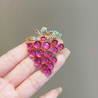 Broche en forme de grappe de raisin violette de luxe léger pour femme - Élégance et charme, épingle de revers pour costumes, manteaux, accessoires et cadeaux