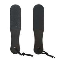Râpe à pieds professionnelle en bois noir double face portable avec papier de verre fin et rugueux pour éliminer les callosités et les talons fendillés