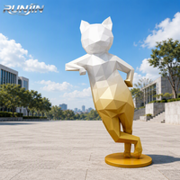 Sculpture moderne en acier inoxydable, motif chat géométrique à facettes, dégradé or blanc, pour espace public extérieur
