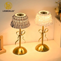 Lampe de table en métal de style nordique moderne en forme d'arc, abat-jour en tissu, rechargeable, batterie de type C DC incluse, éclairage ambiant LED pour chambre à coucher