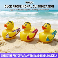 Jouets de bain en PVC personnalisés avec logo, lot de 5 cm, planche de surf rose de 2 pouces et canard de bain jaune avec fonction couineuse, canards en caoutchouc en gros