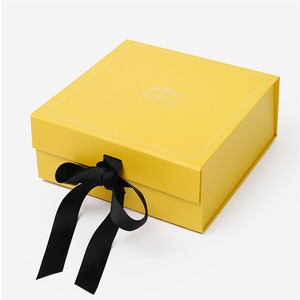 Caja de Embalaje Plegable de Lujo Personalizada para Camisetas de Hombre, Color Amarillo Brillante con Recubrimiento UV, Grabado en Relieve y Laminado Mate - Product Image 1