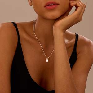 สร้อยคอจี้ตัวอักษรสลักชื่อส่วนตัวสำหรับผู้หญิง สร้อยคอจี้ตัวอักษรชื่อทำจากสแตนเลสชุบเงินอย่างดี เหมาะสำหรับเป็นของขวัญ - Product Image 4