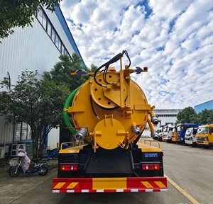 Camión auxiliar de bombeo de aguas residuales de tamaño mediano 4x2 con tanque de gran capacidad de 15 metros cúbicos y capacidad de succión al vacío de alta presión. - Product Image 4