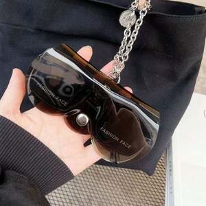 Étui à lunettes multifonctionnel et tendance pour femmes avec chaîne – Protection et rangement pour lunettes de soleil - Product Image 4