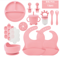 Logo personnalisé Ventouses puissantes sans BPA Produit en silicone pour bébé Ensemble d'alimentation 13 pièces pour bébé Cuillère souple Fourchette avec sucette