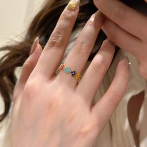 Bague en argent sterling S925 avec trèfle à quatre feuilles et diamant coloré incrusté, forme de nombre dopamine colorée et douce - Product Image 3