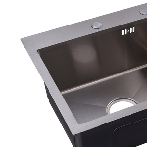 Fregadero de cocina moderno de un solo tazón hecho a mano cepillado de acero inoxidable con grosor personalizable para instalación en encimera - Product Image 3