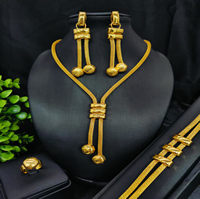 Ensemble élégant de collier, boucles d'oreilles, bracelet et bague en laiton plaqué or 24 carats au design entrelacé, idéal pour un cadeau de mariage ou de fête
