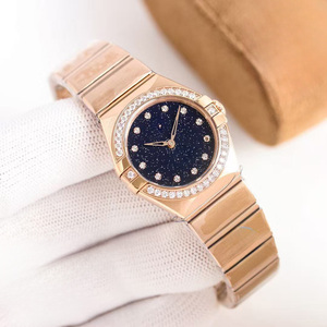 Orologio da donna al quarzo di design, di alta qualità, con lunetta intarsiata di diamanti, stile stella, in acciaio inossidabile e pelle, sportivo ed elegante. - Product Image 1