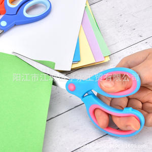 กรรไกรนักเรียนหยางเจียง 7 นิ้ว สแตนเลส ด้ามจับยางสีน้ำเงิน ใช้ในบ้าน สำนักงาน งานฝีมือ  เครื่องมือตัดรูปตัววี - Product Image 4