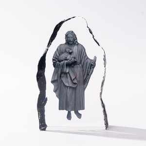 Cristal irrégulier gravé avec un portrait, style rétro européen, objet décoratif pour la maison ou le bureau. - Product Image 3