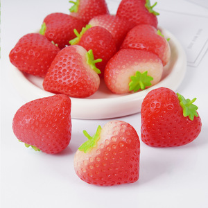 Modèle de cœur de fraise simulé DIY, accessoires de gâteau simulés, pendentif porte-clés fraise artificielle en caoutchouc souple - Product Image 1
