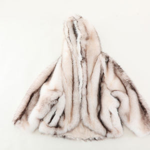 Casaco de Pele Artificial Curto da Moda com Capuz para Inverno e Logotipo Personalizado - Product Image 2