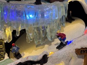 Village de Noël animé multifonctionnel fait à <span class=keywords><strong>la</strong></span> main patineurs rotatifs Ski enfants grand village de Noël de bonhomme de neige pour l'usine de vente en gros - Product Image 6